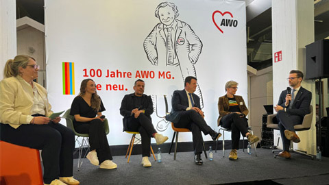 Mehrere Personen mit Bundesminister Hubertus Heil auf dem Podium