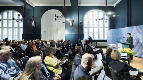 Mehrere Personen in einem Saal
