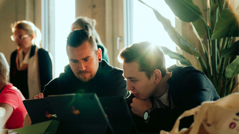 Mehrere Personen in einem Besprechungsraum