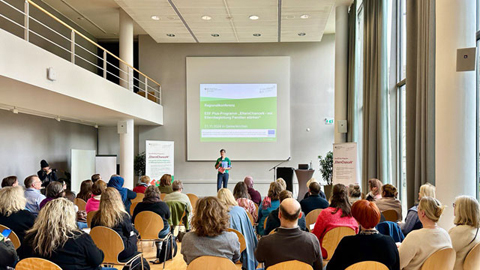 Mehrere Personen in einem Saal