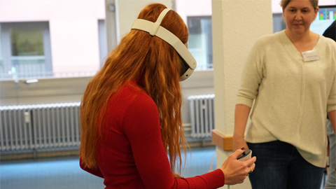 Eine Person trägt eine virtuelle Brille