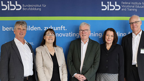 Mehrere Personen vor einer Leinwand