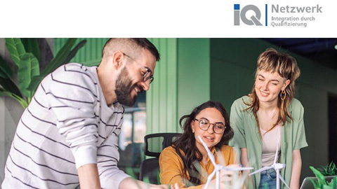 Personen an einem Schreibtisch