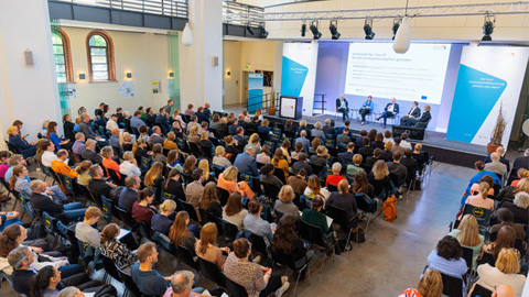 Menschengruppe in einem Saal