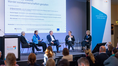 Personen auf dem Podium