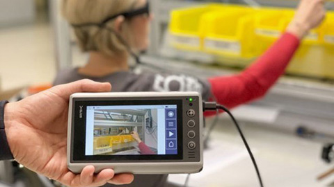 Eine Person am Arbeitsplatz mit technischem Gerät