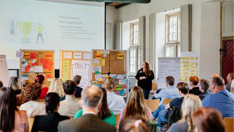 Publikum in einem Saal