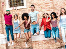 Jugendliche springen in die Luft