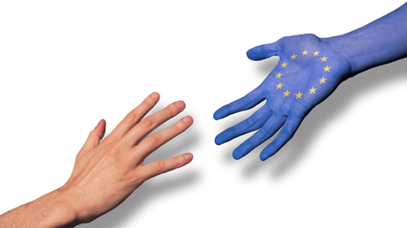 Der Weg zur Förderung -  eine Hand greift nach einer Hand, die blau einfärbt ist und auf der das EU-Emblem agebildet ist