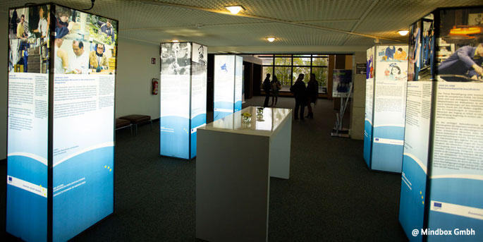 Ausstellung "Geschichte des ESF" mit hinterleuchteten Stelen