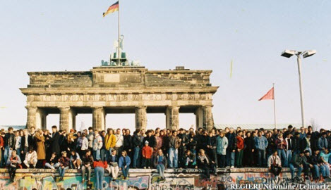 Junge Menschen auf der ehemaligen Berliner Mauer vor dem Brandenburgertor
