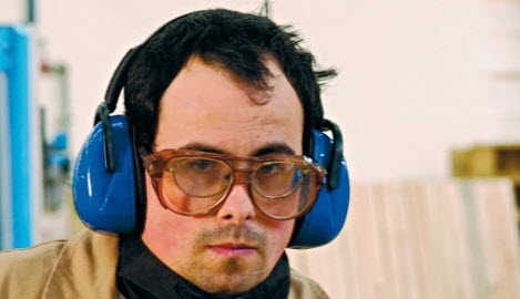 Mann mit Kopfhörer und zwei Brillen