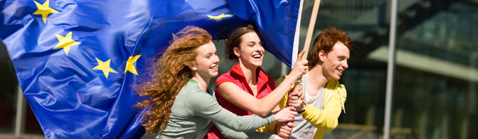 Grafik: Junge Menschen tragen EU-Fahne gelbe Sterne der Europäischen Union