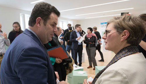 Bundesminister für Arbeit und Soziales Hubertus Heil und Projektleiterin Bettina Schasse de Araujo