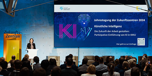 Staatssekretärin Leonie Gebers eröffnete am 19. November 2024 in Berlin die Arbeitspolitische Jahrestagung 2024 im ESF Plus-Förderprogramm "Zukunftszentren".